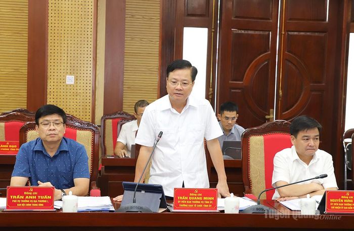 Trưởng Ban Tổ chức Tỉnh ủy Trần Quang Minh thảo luận tại hội nghị.
