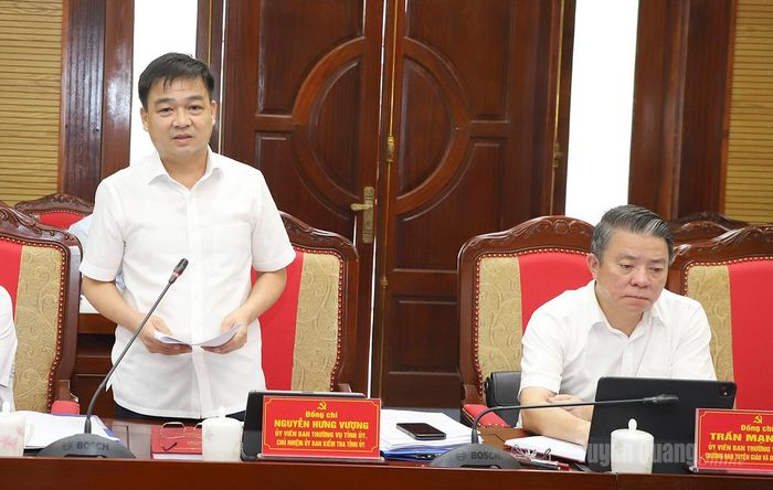 Chủ nhiệm UBKT Tỉnh ủy Nguyễn Hưng Vượng thảo luận tại hội nghi.