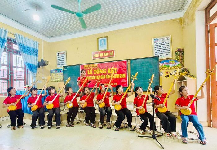 Các em thiếu nhi xã Hòa An tham gia lớp học hát then, đàn tính.