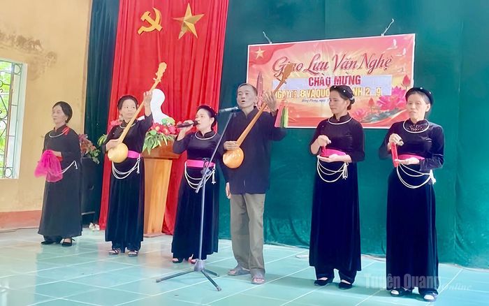 Câu lạc bộ Hát then - đàn tính thôn Hồng Phong biểu diễn giao lưu văn nghệ, góp phần giữ gìn và lan tỏa bản sắc văn hóa dân tộc Tày trên địa bàn.