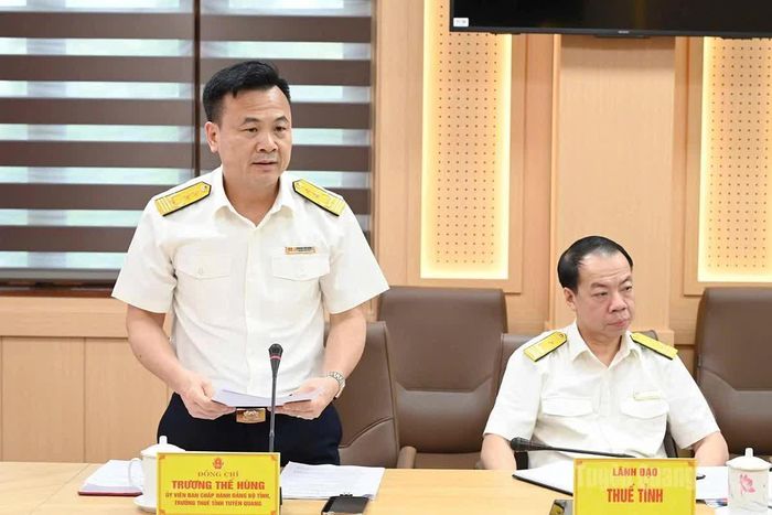 Lãnh đạo Thuế tỉnh Tuyên Quang phát biểu tại cuộc họp.