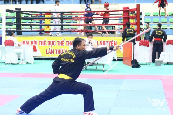 Màn biểu diễn côn pháp đẹp mắt của võ sinh môn phái Bảo Lâm Đường Thái Nguyên.