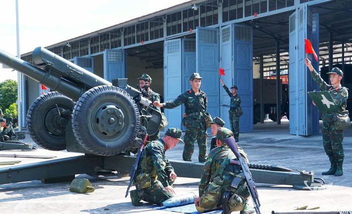 Các chiến sĩ trẻ tập trung vào từng nội dung huấn luyện.