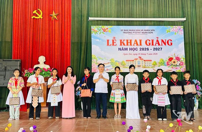 Lãnh đạo UBND xã Ngân Sơn trao quà tặng học sinh vượt khó học tốt tại Lễ khai giảng năm học 2026-2027 Trường PTDT nội trú Ngân Sơn.