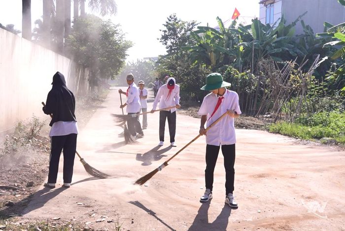 Hoạt động vệ sinh đường làng, ngõ xóm, cảnh quan môi trường được các trường học, địa phương trên địa bàn xã Kha Sơn triển khai định kỳ.