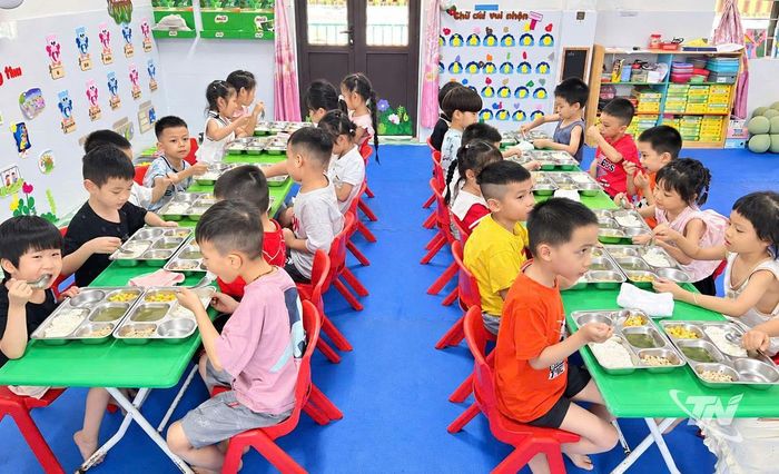 Bữa ăn bán trú trong ngày đầu tiên sau khai giảng tại Trường Mầm non 1-5 (phường Tích Lương).