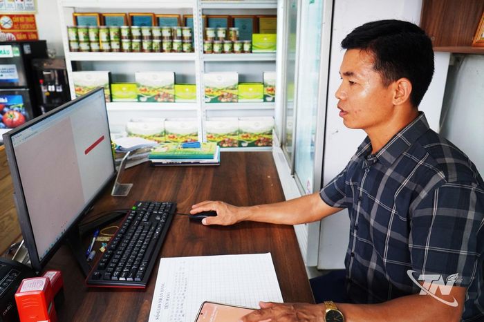 Anh Dương Văn Hồng, Giám đốc HTX Chăn nuôi bò và Dịch vụ sản xuất nông nghiệp Nga My thực hiện tích hợp, đồng bộ dữ liệu từ các hệ thống truy xuất nguồn gốc lên trang chủ.