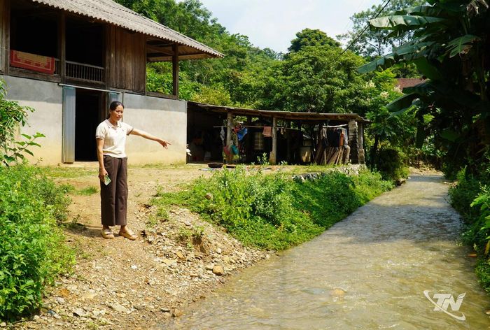 Chị Triệu Thị Tiên bên dòng suối Tân Kim.