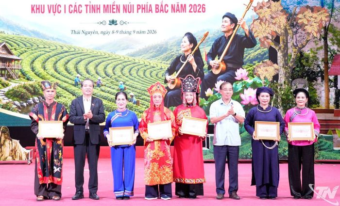 Đại diện Ban Tổ chức trao giải 6 tiết mục xuất sắc.
