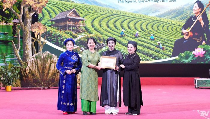 Đại diện Ban Tổ chức trao giải Đội thi có màn giới thiệu đặc sắc nhất cho đội thi tỉnh Thái Nguyên.