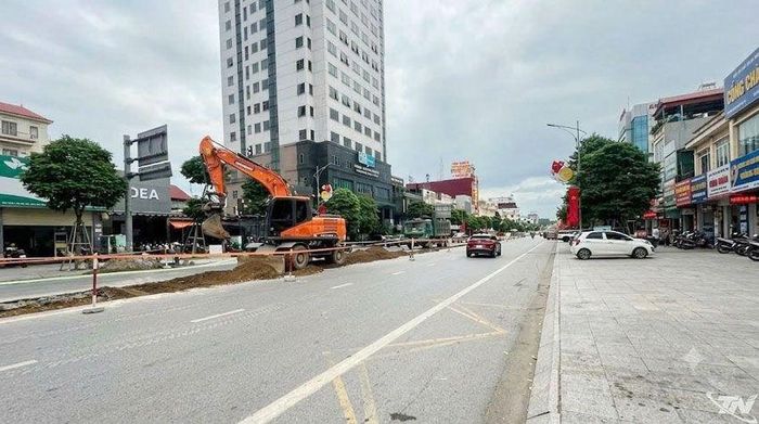 Tháo gỡ dải phân cách giữa trên đường Hoàng Văn Thụ, tạo thêm không gian cho phương tiện lưu thông, hạn chế ùn tắc.
