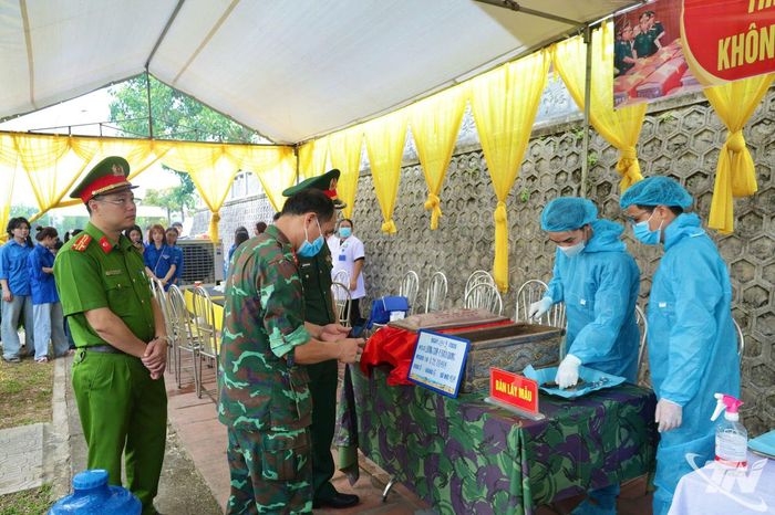 Tổ công tác thực hiện quy trình lấy mẫu hài cốt liệt sĩ.