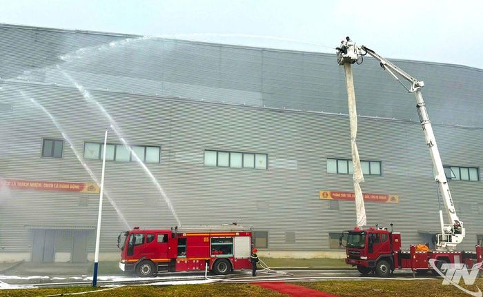 Các lực lượng tham gia diễn tập phương án chữa cháy và cứu nạn, cứu hộ.