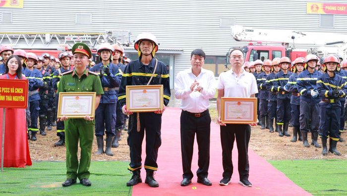 Các tập thể, cá nhân xuất sắc trong tổ chức, tham gia diễn tập được nhận Bằng khen của Chủ tịch UBND tỉnh.