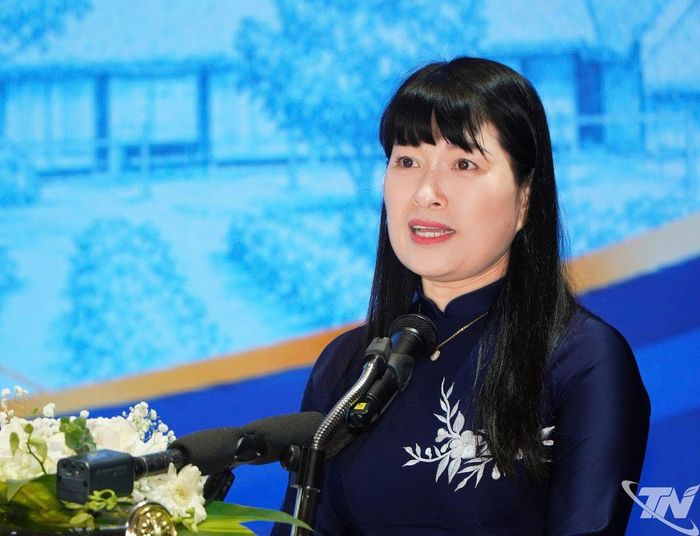 Lãnh đạo Sở Văn hóa, Thể thao và Du lịch Thái Nguyên trình bày tham luận tại Hội nghị.