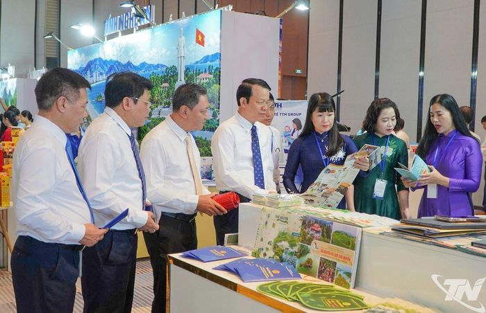Đoàn công tác của tỉnh Thái Nguyên tham gia các hoạt động tại Hội nghị.