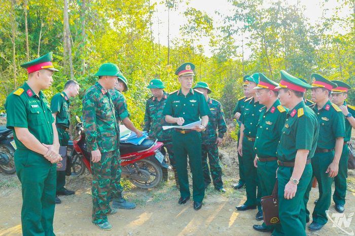 Thiếu tướng Trần Xuân Mạnh cùng Đoàn công tác Quân khu 1 kiểm tra thực địa các khu vực diễn tập khu vực phòng thủ tỉnh Thái Nguyên.