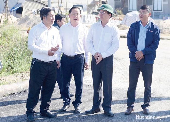 UVTW Đảng, Bí thư Thành ủy, Trưởng đoàn ĐBQH thành phố Nguyễn Đình Trung (thứ hai, từ phải sang) kiểm tra khu tái định cư ở phường Thuận An sau khi tiếp nhận phản ánh tại buổi tiếp dân.
