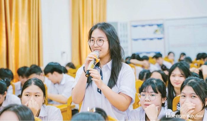 Thí sinh được tư vấn hướng nghiệp.