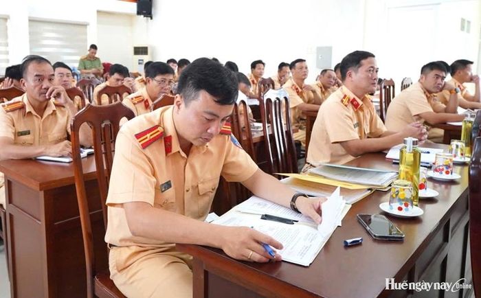Cán bộ, chiến sĩ được cập nhật các quy định, quy trình nghiệp vụ phục vụ công tác tuần tra, kiểm soát và xử lý vi phạm.
