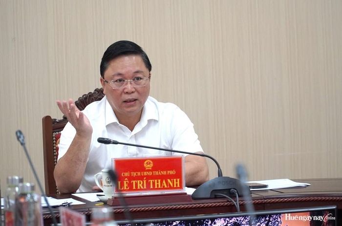Phó Bí thư Thành ủy, Chủ tịch UBND thành phố Lê Trí Thanh giải đáp kiến nghị của công dân. 