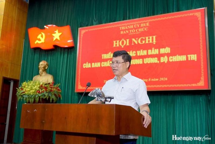 Đồng chí Phan Xuân Toàn, UVTV, Trưởng Ban Tổ chức Thành ủy Huế quán triệt một số văn bản mới của Ban Chấp hành Trung ương Đảng, Bộ Chính trị đến cán bộ, đảng viên vào tháng 8/2026.