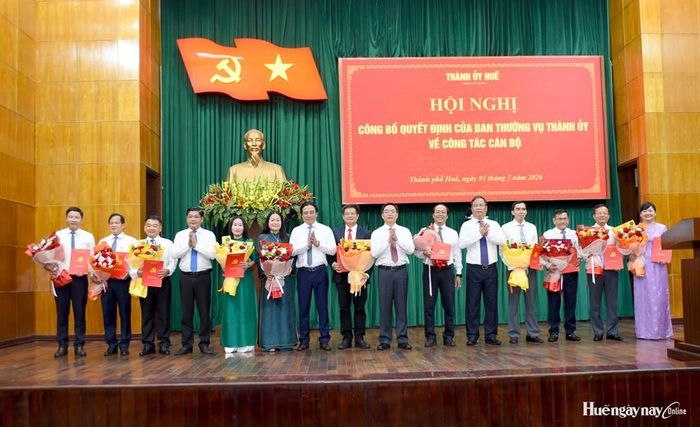 Thường trực Thành ủy trao quyết định điều động, bổ nhiệm cán bộ vào đầu tháng 7/2026.