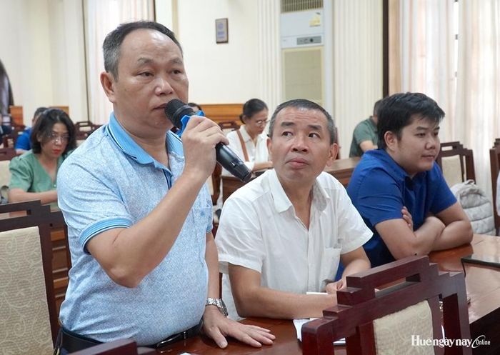 Đại diện Báo Thanh niên nêu câu hỏi tại buổi họp báo. 