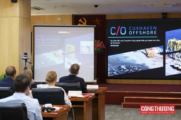 Ông Kai Sawischlekwski - Phó Giám đốc Cơ quan xúc tiến phát triển kinh tế thành phố Cuxhaven (Đức) chia sẻ trực tuyến