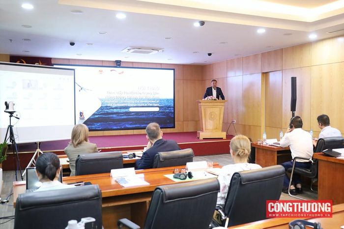 Ông Yu Guiyong - Giám đốc Ban Nghiên cứu công nghiệp và hợp tác quốc tế Hiệp hội Năng lượng điện gió Trung Quốc (CWEA) chia sẻ tại hội thảo