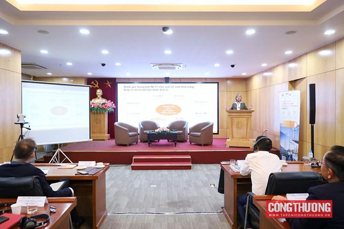 Bà Christiana Hageneder, Giám đốc Chương trình Hỗ trợ Năng lượng GIZ phát biểu tại hội thảo
