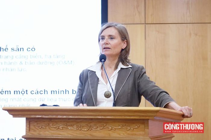 Bà Christiana Hageneder, Giám đốc Chương trình Hỗ trợ Năng lượng của GIZ nhận định, các Trung tâm Năng lượng Tái tạo (RE Hubs) có thể đóng vai trò quan trọng trong việc giúp Việt Nam củng cố nền tảng công nghiệp trong nước, tạo ra giá trị dài hạn từ quá trình chuyển dịch năng lượng