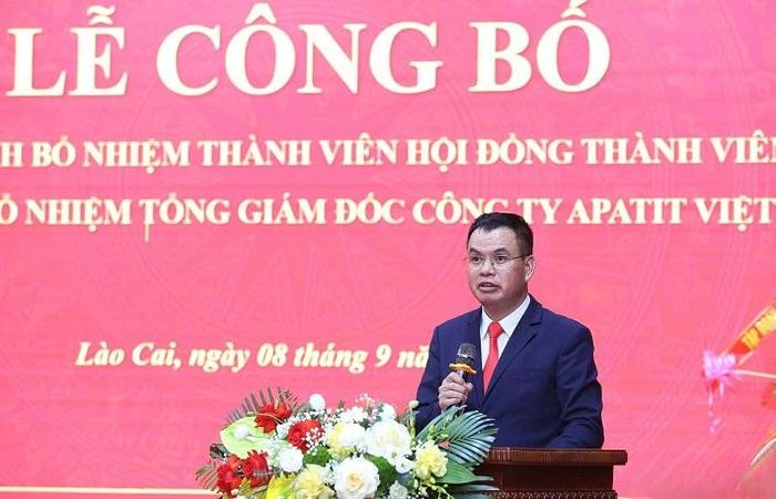 Ông Nguyễn Viết Hiến, Tân Tổng Giám đốc Công ty TNHH MTV Apatit Việt Nam phát biểu nhận nhiệm vụ, khẳng định sẽ nỗ lực cùng tập thể Công ty hoàn thành tốt nhiệm vụ, phát huy truyền thống 71 năm xây dựng và phát triển