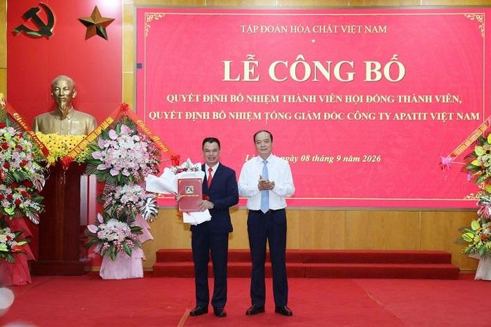 Ông Nguyễn Thanh Hà, Chủ tịch HĐTV Công ty TNHH MTV Apatit Việt Nam trao Quyết định bổ nhiệm ông Nguyễn Viết Hiến giữ chức Tổng Giám đốc Công ty