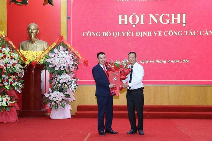 Ông Vũ Hùng Dũng, Bí thư Đảng ủy phường Cam Đường trao quyết định và chúc mừng ông Nguyễn Viết Hiến giữ chức Bí thư Đảng ủy Công ty TNHH MTV Apatit Việt Nam