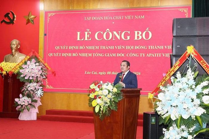 Ông Phùng Quang Hiệp, Bí thư Đảng ủy, Chủ tịch HĐTV Tập đoàn Hóa chất Việt Nam giao nhiệm vụ, đề nghị ông Nguyễn Viết Hiến phát huy kinh nghiệm quản lý, điều hành, cùng tập thể lãnh đạo Apatit Việt Nam nâng cao hiệu quả sản xuất, kinh doanh