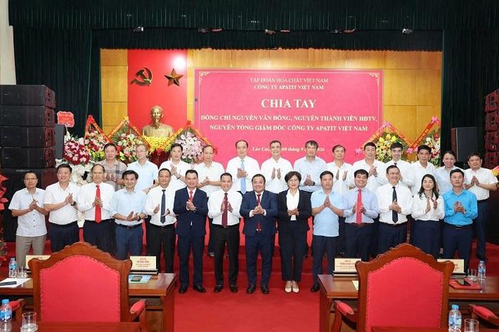 Lãnh đạo Tập đoàn Hóa chất Việt Nam và Công ty TNHH MTV Apatit Việt Nam tặng hoa chia tay, chúc mừng ông Nguyễn Văn Đông, nguyên Bí thư Đảng ủy, Thành viên HĐTV, Tổng Giám đốc Công ty nhận nhiệm vụ Thành viên HĐTV Tập đoàn Hóa chất Việt Nam
