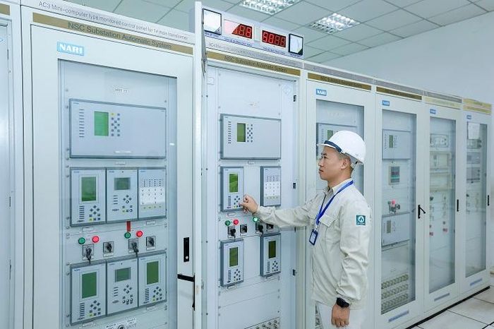 Cán bộ kỹ thuật Đạm Hà Bắc kiểm tra hệ thống bảo vệ phối hợp tách lưới, giải pháp giúp duy trì ổn định hệ thống điện nội bộ khi lưới điện quốc gia xảy ra sự cố
