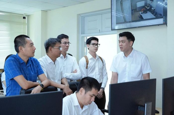 Đoàn công tác NSMO tham quan phòng Điều độ của Công ty Điện lực Quảng Ninh