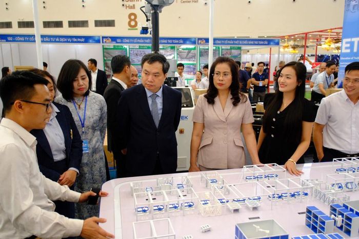Các đại biểu tham quan gian hàng tại sự kiện. Ảnh: VIA/Lý Quốc Thịnh