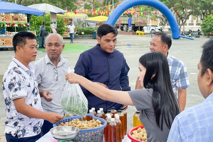 Người dân, du khách tham quan, mua sắm tại các gian hàng.