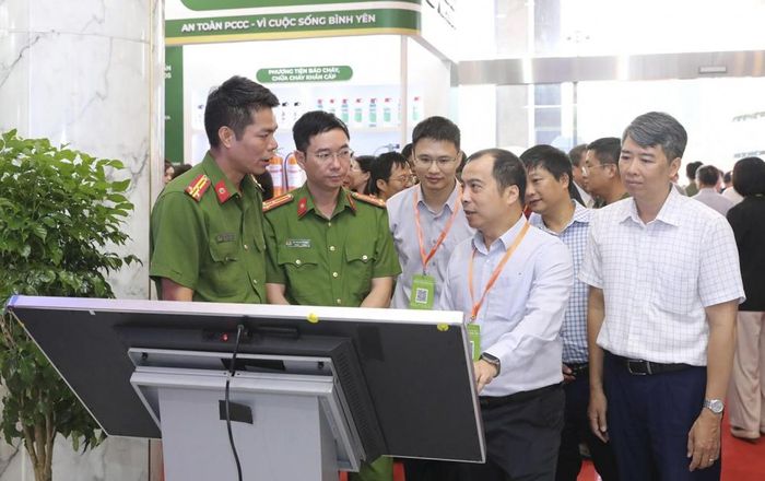 Phó Tổng giám đốc EVN Ngô Sơn Hải cùng đại diện các ban, văn phòng EVN tham quan gian trưng bày của Cục Cảnh sát PCCC và CNCH (C07), Bộ Công an