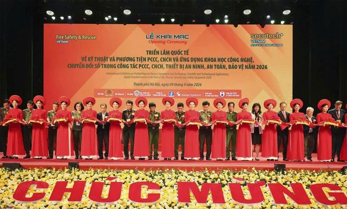 Phó Tổng giám đốc Tập đoàn Điện lực Việt Nam Ngô Sơn Hải (thứ 5 trái sang) cùng các đại biểu cắt băng khai mạc Triển lãm quốc tế về kỹ thuật, phương tiện phòng cháy, chữa cháy và cứu nạn, cứu hộ; ứng dụng khoa học công nghệ, chuyển đổi số năm 2026
