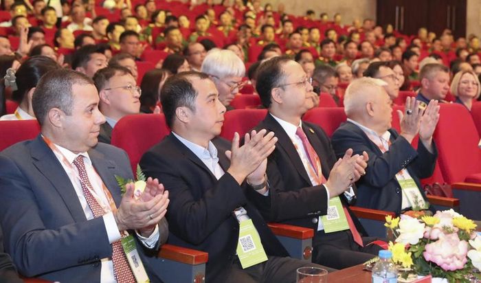 Phó Tổng giám đốc Tập đoàn Điện lực Việt Nam Ngô Sơn Hải (thứ 2 trái sang) tham dự khai mạc Triển lãm quốc tế về kỹ thuật, phương tiện phòng cháy, chữa cháy và cứu nạn, cứu hộ; ứng dụng khoa học công nghệ, chuyển đổi số năm 2026