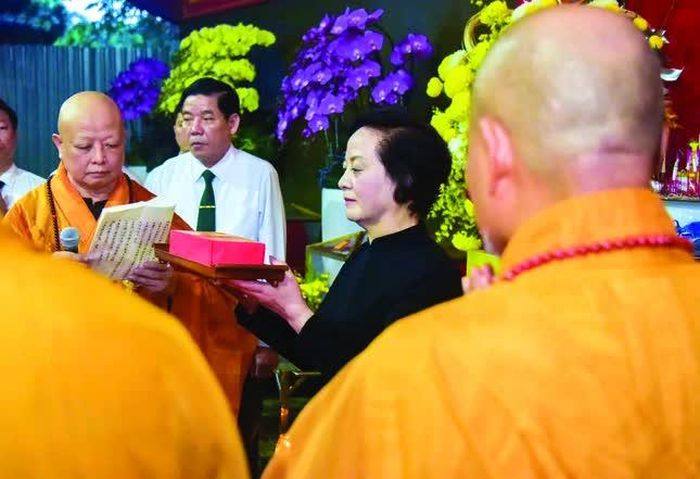 Phó Thủ tướng Chính phủ Phạm Thị Thanh Trà chủ bái trong Lễ kỳ nguyện các Anh hùng liệt sĩ tại Công viên Lê Thị Riêng