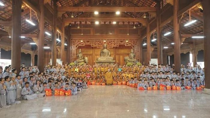 Các em nhỏ với Trưởng lão Hòa thượng Thích Nhật Quang