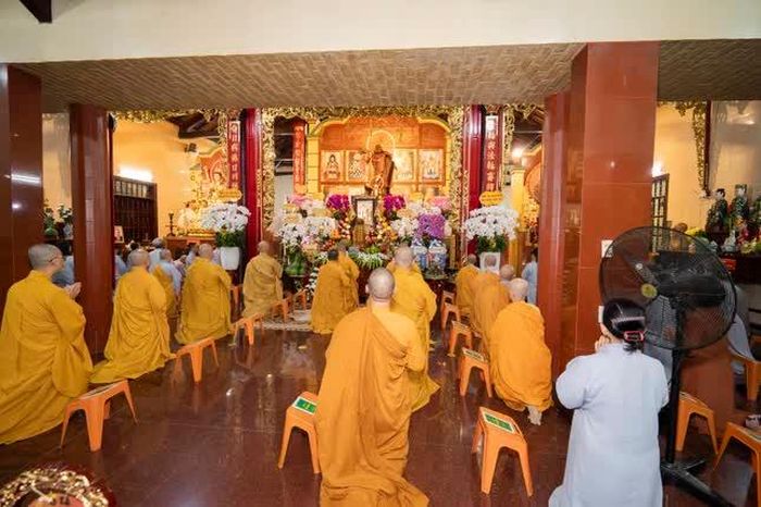 Tối ngày 27-7-Bính Ngọ, môn đồ vân tập Tổ đường trì tụng kinh Di giáo - Ảnh: Thiện Phước
