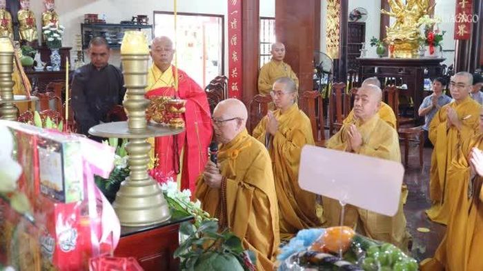 Hòa thượng Thích Quảng Tài, trụ trì chùa Phổ Đà dâng hương kỳ nguyện trước khi cử hành nghi thức chánh kỵ