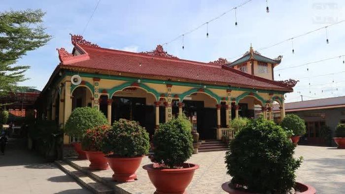 Chánh điện tổ đình Linh Nguyên