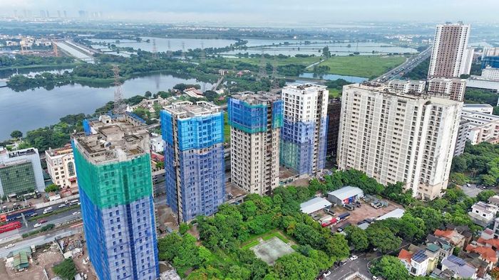 Khu nhà học sinh, sinh viên tại Pháp Vân - Tứ Hiệp (Hà Nội) bị bỏ hoang nhiều năm đang được cải tạo, chuyển đổi công năng thành nhà ở xã hội cho thuê. Ảnh: Lê Minh.